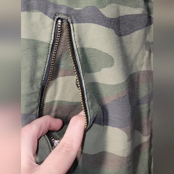 TNA ALIX green camo lightweight denim joggers size 2 zippered pockets faded look - Picture 5 of 6